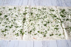 Рулет из лаваша с крабовыми палочками сыром и яйцом - шаг 7