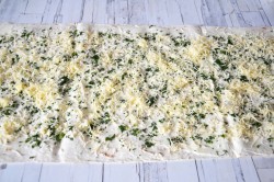 Рулет из лаваша с крабовыми палочками сыром и яйцом - шаг 8