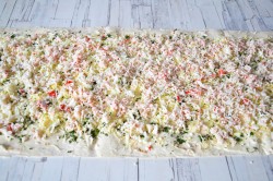 Рулет из лаваша с крабовыми палочками сыром и яйцом - шаг 9