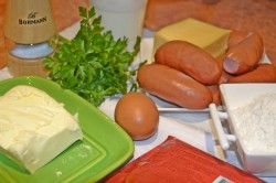 Рулеты с сыром и сосисками - шаг 1