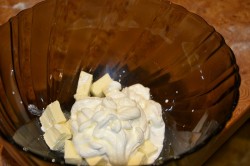 Рулеты с сыром и сосисками - шаг 3