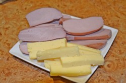 Рулеты с сыром и сосисками - шаг 6