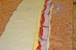 Рулеты с сыром и сосисками - шаг 7