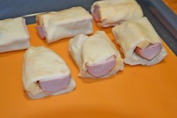 Рулеты с сыром и сосисками - шаг 8
