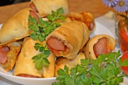 Рулеты с сыром и сосисками - шаг 9