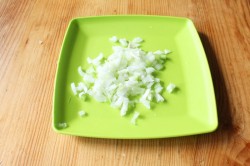 Рыбный салат с сайрой, яйцом и рисом - шаг 2