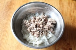 Рыбный салат с сайрой, яйцом и рисом - шаг 3