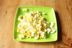 Рыбный салат с сайрой, яйцом и рисом - шаг 4