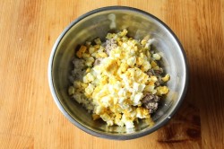 Рыбный салат с сайрой, яйцом и рисом - шаг 5