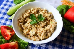 Рыбный салат с сайрой, яйцом и рисом - шаг 7