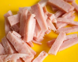 Салат банановый с ветчиной - шаг 4