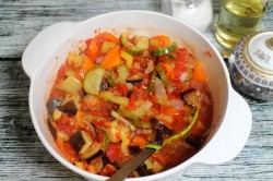 Салат из баклажанов и огурцов на зиму - шаг 11