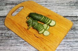 Салат из баклажанов и огурцов на зиму - шаг 2