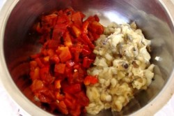 Салат из баклажанов и перца с зеленым луком и кинзой - шаг 8 Салат из баклажанов и перца с зеленым луком и кинзой - шаг 8