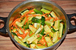 Салат из кабачков с огурцами на зиму - шаг 8 Салат из кабачков с огурцами на зиму - шаг 8