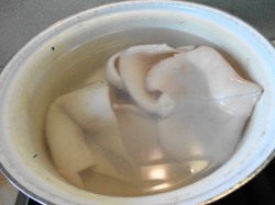 Салат из кальмаров с чесноком - шаг 2