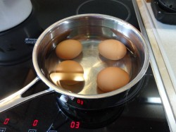 Салат из кальмаров с чесноком - шаг 3