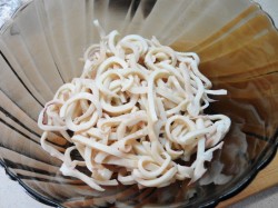 Салат из кальмаров с чесноком - шаг 6