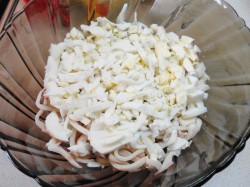 Салат из кальмаров с чесноком - шаг 7