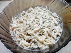 Салат из кальмаров с чесноком - шаг 10