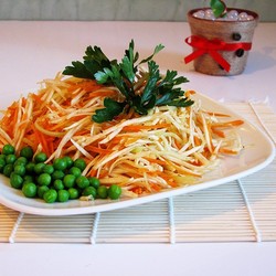 Салат из корня сельдерея с огурцами и морковью