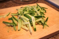 Салат из креветок, авокадо и огурца - шаг 2