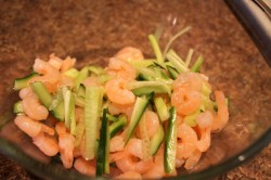 Салат из креветок, авокадо и огурца - шаг 3