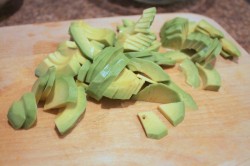 Салат из креветок, авокадо и огурца - шаг 6