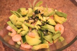 Салат из креветок, авокадо и огурца - шаг 7