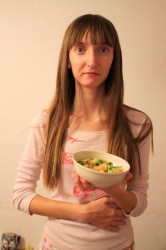 Салат из креветок, авокадо и огурца - шаг 8