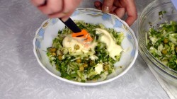 Салат из молодой капусты с огурцами, шпинатом и зеленью - шаг 10