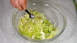 Салат из молодой капусты с огурцами, шпинатом и зеленью - шаг 2