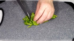 Салат из молодой капусты с огурцами, шпинатом и зеленью - шаг 3