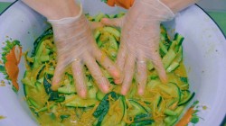 Салат из огурцов с морковью по-корейски на зиму - шаг 10