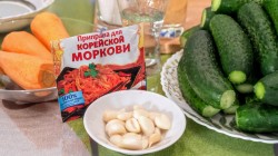 Салат из огурцов с морковью по-корейски на зиму - шаг 1