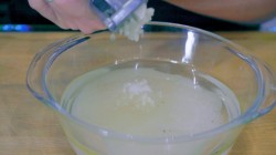 Салат из огурцов с морковью по-корейски на зиму - шаг 3