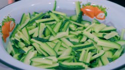 Салат из огурцов с морковью по-корейски на зиму - шаг 6