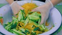 Салат из огурцов с морковью по-корейски на зиму - шаг 8