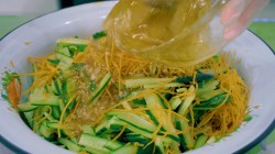 Салат из огурцов с морковью по-корейски на зиму - шаг 9