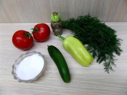 Салат пальчики оближешь из помидор и огурцов на зиму - шаг 1