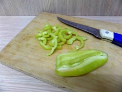 Салат пальчики оближешь из помидор и огурцов на зиму - шаг 2