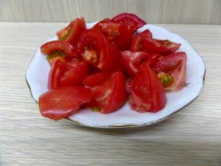 Салат пальчики оближешь из помидор и огурцов на зиму - шаг 3