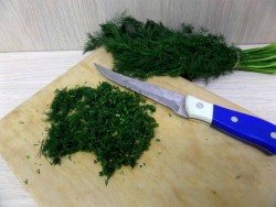 Салат пальчики оближешь из помидор и огурцов на зиму - шаг 4