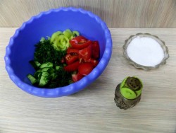 Салат пальчики оближешь из помидор и огурцов на зиму - шаг 5