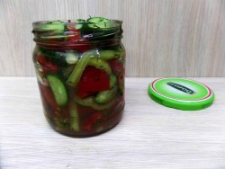 Салат пальчики оближешь из помидор и огурцов на зиму - шаг 6