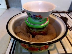 Салат пальчики оближешь из помидор и огурцов на зиму - шаг 7