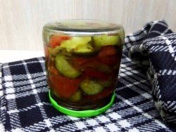 Салат пальчики оближешь из помидор и огурцов на зиму - шаг 8