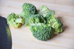 Салат с брокколи и креветками - шаг 2