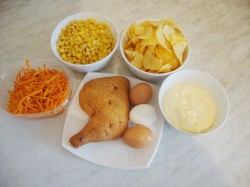 Салат с чипсами и копченой курицей - шаг 1