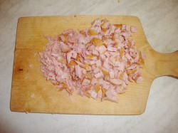 Салат с чипсами и копченой курицей - шаг 2